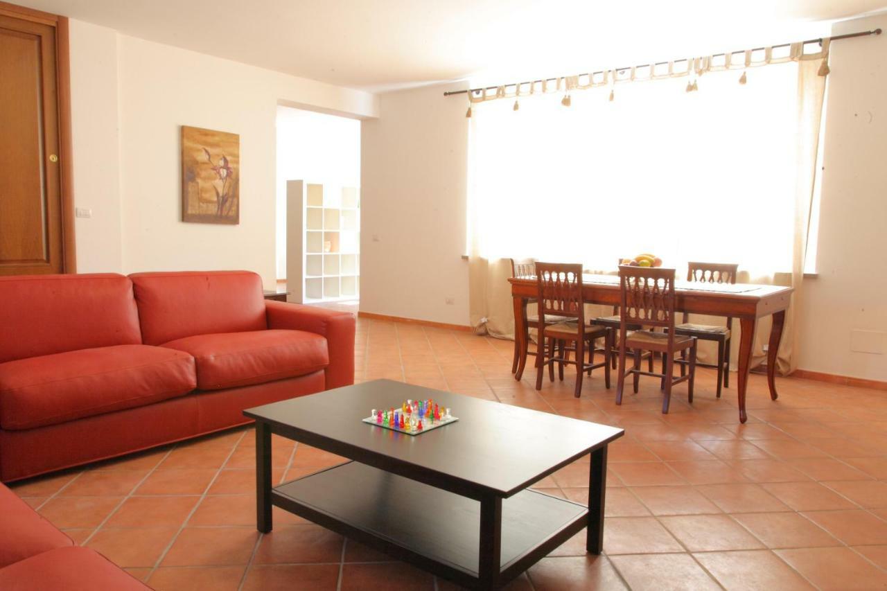 La Casa Di Sofia - Casa Vacanza Monterosi Bagian luar foto